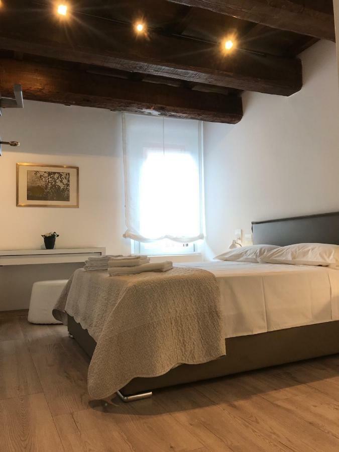 Moderno Affaccio Su Via Mazzini Leilighet Ferrara Eksteriør bilde